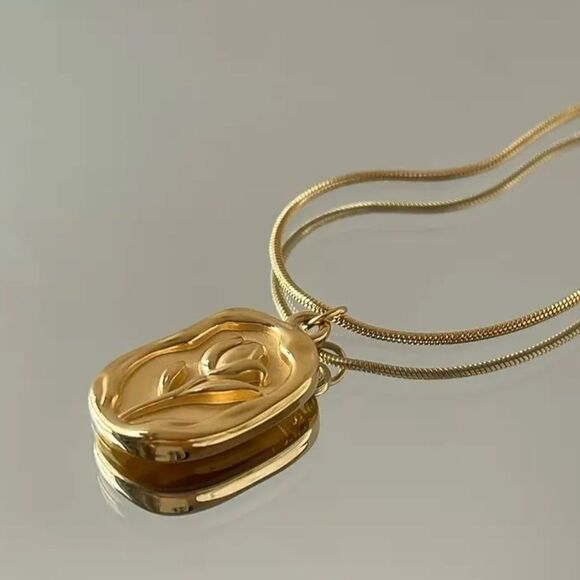 18k Gold Plated Rose 🌹 Charm Necklace - Picture 5 of 5